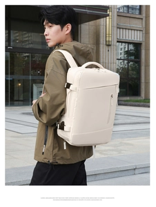 Primer plano de mochila de negocios beige con hebilla lateral y cremalleras en modelo