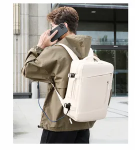 Zaino business beige moderno indossato da un modello su sfondo architettonico urbano