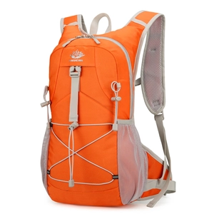 Leichter hellorangefarbener Fahrrad-Trinkrucksack mit atmungsaktiven Mesh-Schultergurten