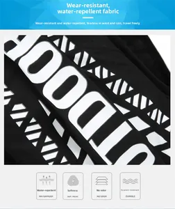 Detalle de tela de malla negra impermeable con letras HOODIE en la mochila de running
