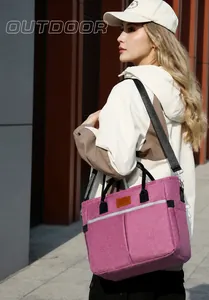 Dettaglio della borsa termica rosa con tracolla regolabile e tasche anteriori esterne