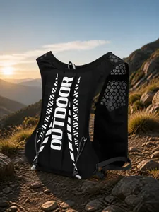 Detalle del panel trasero de malla transpirable y tejido ligero en el chaleco de running