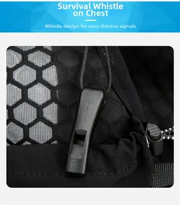 Detalle del silbato de emergencia en mochila de hidratación con textura de panal