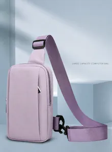 Detalle de la bolsa de pecho lila claro en tejido texturizado resistente al agua