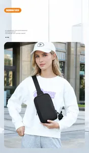 Modelo con bolso de pecho negro resistente al agua en un entorno urbano real