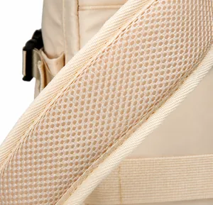 Dettaglio degli spallacci imbottiti in rete traspirante sullo zaino beige chiaro