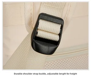 Dettaglio dello spallaccio regolabile con fibbia nera su zaino professionale beige