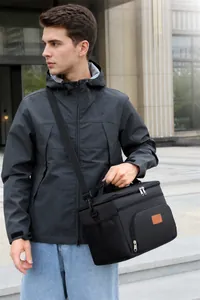 Detail der schwarzen Thermotasche mit Schultergurt und seitlichem Netzfach für den Außenbereich