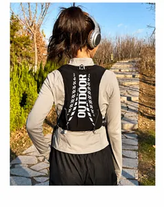 Vista trasera del chaleco ligero de running negro con malla y letras de Outdoor