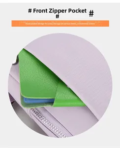 Détail du sac à bandoulière lilas imperméable montrant la poche zippée avant