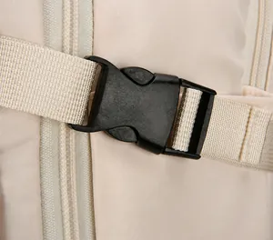 Dettaglio della robusta fibbia laterale su uno zaino porta PC business color crema