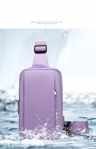 Detalle de la tela oxford lila de alta densidad con efecto impermeable de salpicaduras