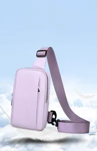 Detalle de bandolera ligera e impermeable en color lila con correas ajustables para exterior