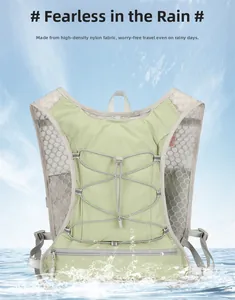 Detail von wasserdichtem High-Density-Nylon-Gewebe und Bungee-System am grünen Wanderrucksack