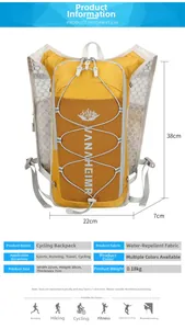 Detailed size chart for a lightweight cycling backpack showing dimensions of 38x22x7cm