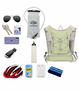 Flache Darstellung des leichten Trinkrucksacks mit viel Platz für Outdoor-Laufausrüstung
