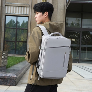 Mochila ejecutiva gris claro minimalista para portátil con tela impermeable en el modelo