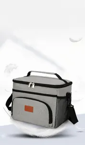 Detail einer isolierten Kühltasche mit Schultergurt und seitlicher Netztasche