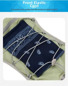 Nahaufnahme des elastischen Kordelzugsystems am Wanderrucksack mit Bandana