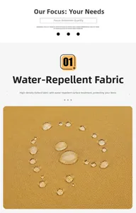 Primo piano del tessuto Oxford giallo senape resistente all'acqua con gocce d'acqua