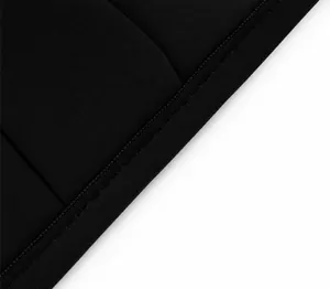 Primer plano de las costuras precisas y el borde de tela resistente de este chaleco negro