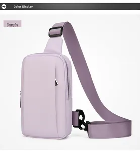 Détail du sac bandoulière en nylon violet imperméable avec sangle et fermeture éclair métal