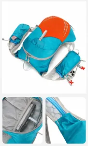 Détail du gilet de randonnée bleu et orange montrant crochets et sorties de tuyau