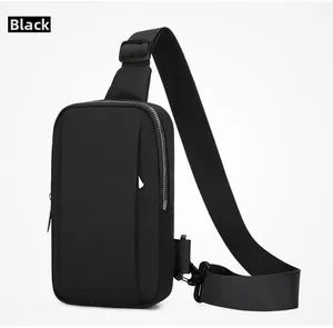 Détail du sac de poitrine en nylon noir imperméable avec sa bandoulière réglable