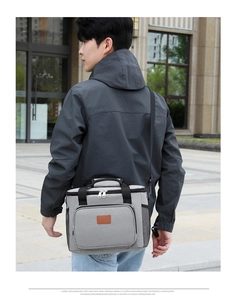 Vista exterior de bolsa térmica grande gris con correa ajustable y diseño portátil