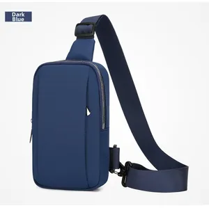 Détail du sac bandoulière bleu foncé résistant à l'eau avec fermeture éclair en métal