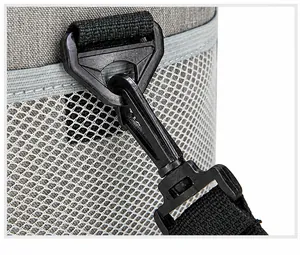 Details des robusten Kunststoffhakens und Nylon-Schultergurts an der grauen Kühltasche