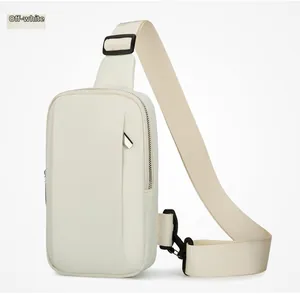 Gros plan du sac bandoulière crème imperméable avec sangle large et crochets en métal