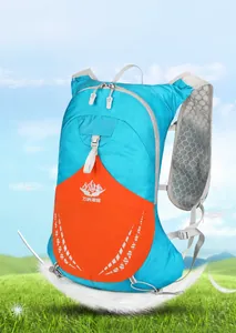 Gros plan du sac à dos d'hydratation léger bleu et orange sur un terrain en herbe