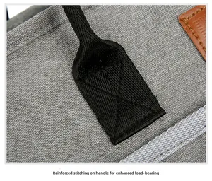 Dettaglio del rinforzo a punto croce sul manico robusto della borsa termica grigia