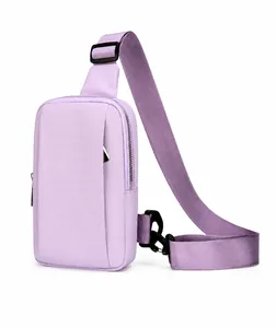 Vista detallada del bolso bandolera de nailon violeta claro impermeable con correa ajustable