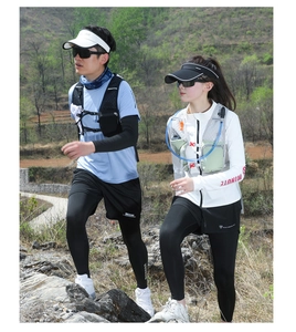 Trinkweste für Trailrunning und Outdoor-Ausrüstung in alpiner Berglandschaft gezeigt