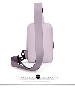 Vue détaillée du dos d'un sac de poitrine lavande imperméable avec sangle réglable