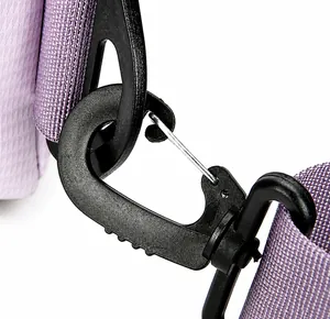 Detalle del gancho giratorio negro en la correa de nailon púrpura de este bolso