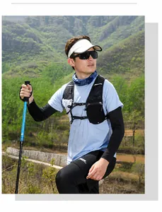 Detail der leichten Trailrunning-Weste mit Taschen für Wasserflaschen auf Bergpfaden