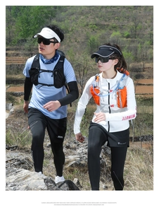 Scène de trail running avec des athlètes portant des sacs d'hydratation et équipement pro