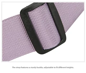 Vue macro d'une bandoulière réglable en nylon violet avec boucle noire robuste