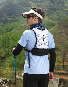 Rückansicht der leichten Trinkweste mit Bungee-System für Trailrunning und Wandern