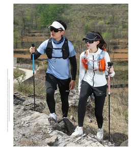 Ensemble sac d'hydratation avec bâtons de marche et équipement de sport en montagne