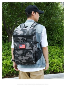Mochila térmica táctica de camuflaje con parche de bandera de EE. UU. en entorno de senderismo