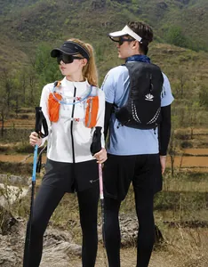 Équipement de sport extérieur incluant gilet d'hydratation sac à dos et bâtons de marche