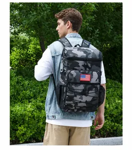 Zaino tattico mimetico con patch bandiera USA indossato da una persona nel bosco