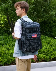Dettaglio zaino termico mimetico da esterno con patch bandiera e ampie tasche laterali