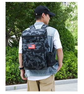 Vista detallada de la mochila térmica de camuflaje con bolsillo de malla y bandera
