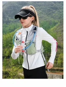 Detail der Outdoor Trinkweste mit blauem Trinksystem für Trailrunning und Wandern