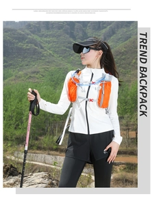 Détail du sac d'hydratation orange avec tube pour trail running et randonnée en plein air